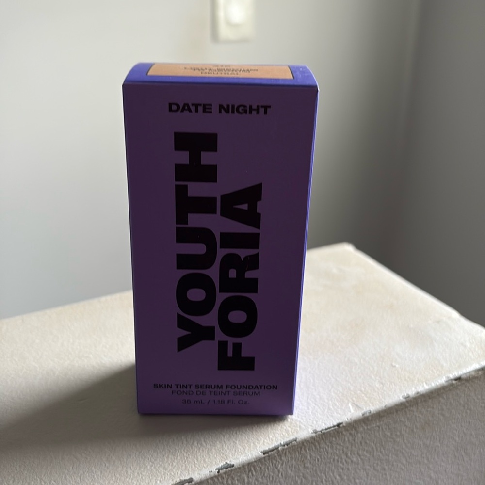 Youth Foria Foundation shade 260 LIGHT MEDIUM